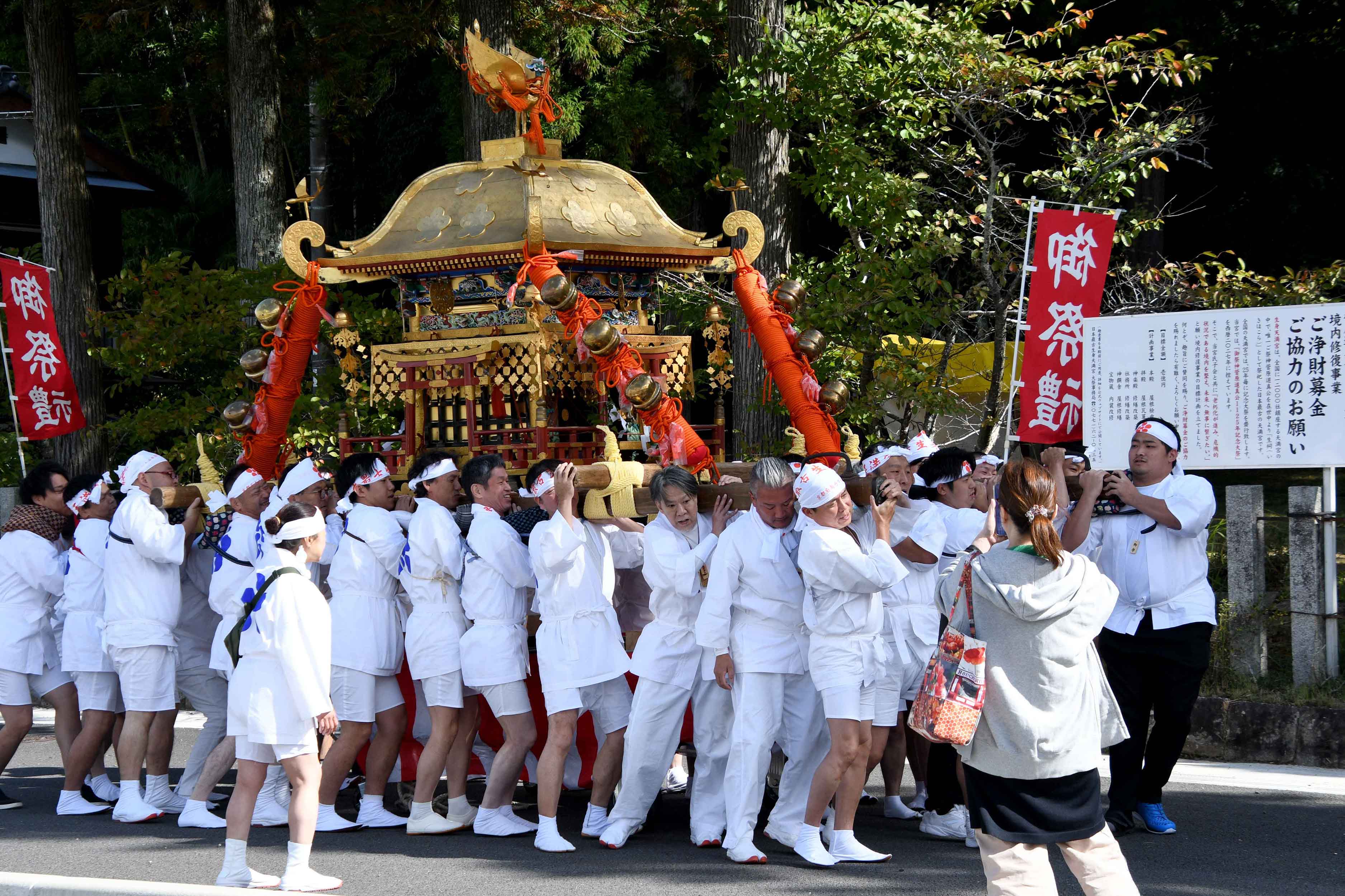 お神輿の担ぎ手